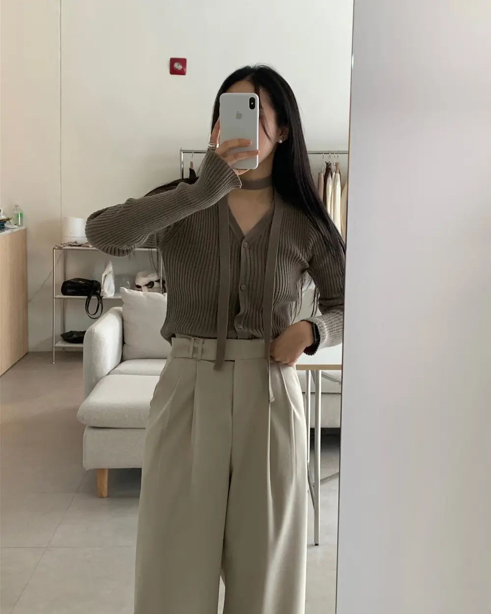프렌치 V넥 단추 니트 셔츠 상세 이미지 4