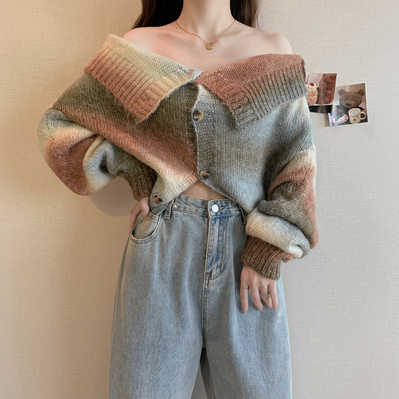 There is a big picture for the 2024 autumn and winter season, wearing one or two gradient striped sweaters with V-neck_voghion.com