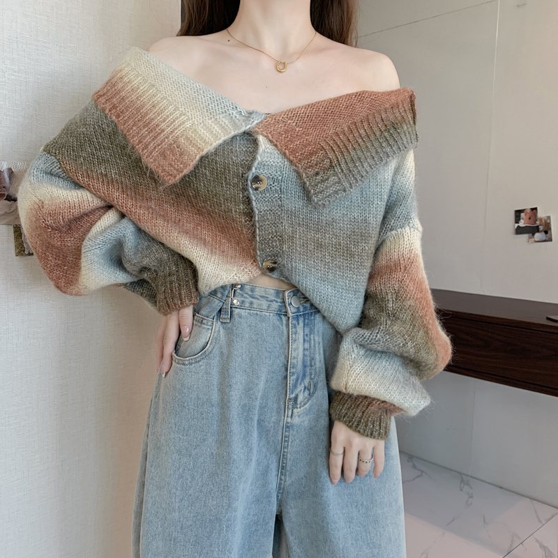 There is a big picture for the 2024 autumn and winter season, wearing one or two gradient striped sweaters with V-neck_voghion.com