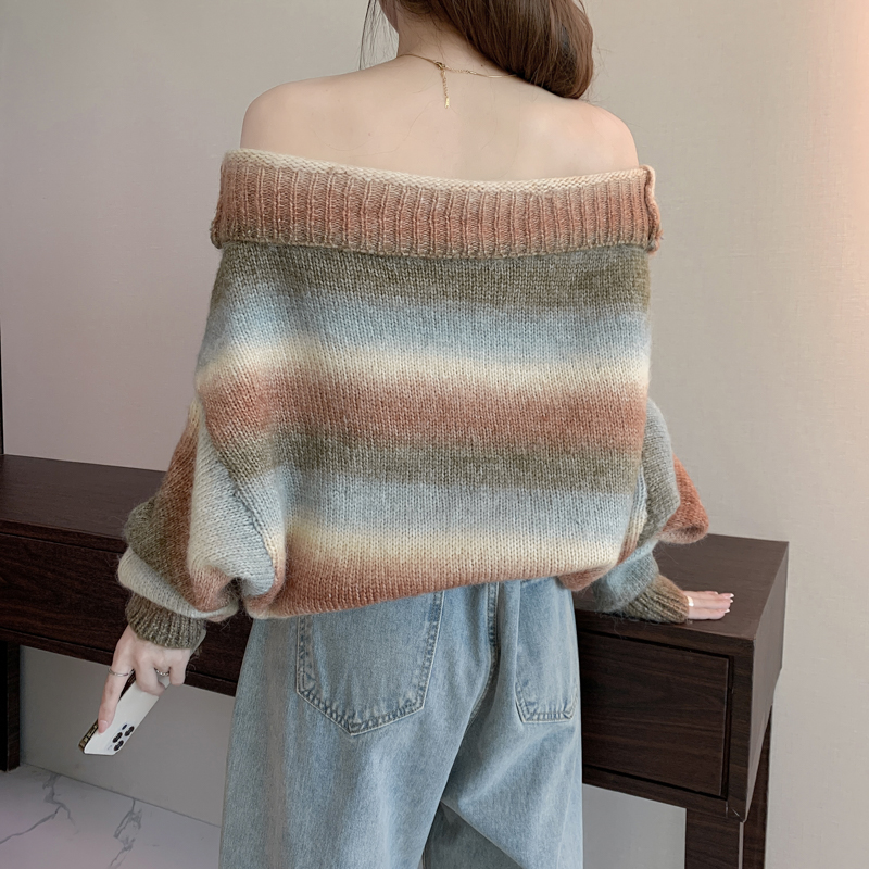 There is a big picture for the 2024 autumn and winter season, wearing one or two gradient striped sweaters with V-neck_voghion.com