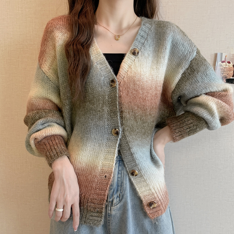 There is a big picture for the 2024 autumn and winter season, wearing one or two gradient striped sweaters with V-neck_voghion.com