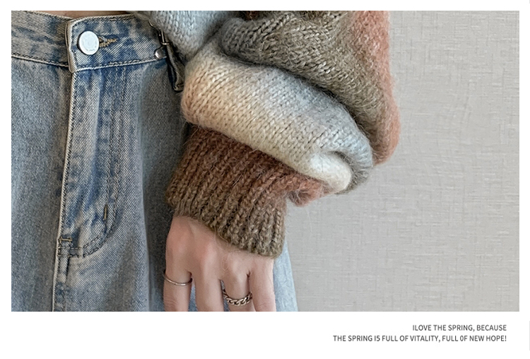 There is a big picture for the 2024 autumn and winter season, wearing one or two gradient striped sweaters with V-neck_voghion.com