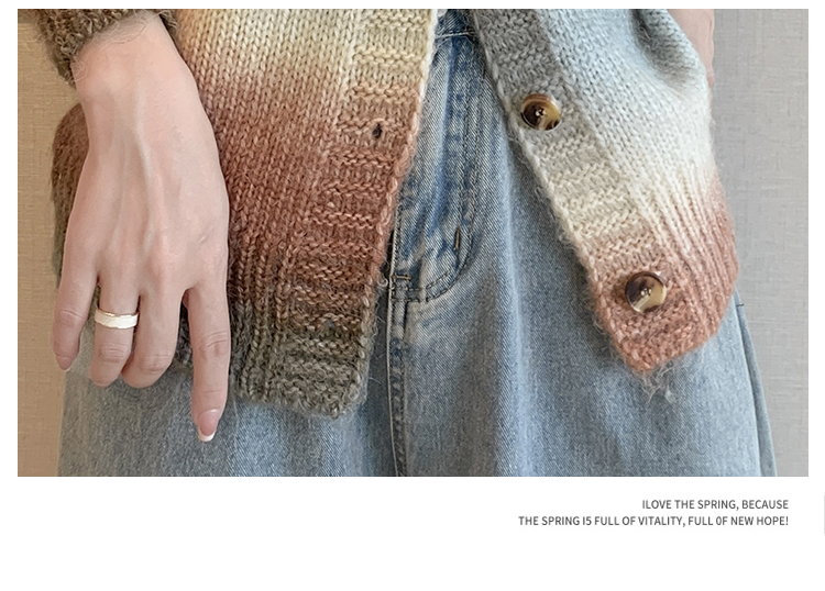 There is a big picture for the 2024 autumn and winter season, wearing one or two gradient striped sweaters with V-neck_voghion.com