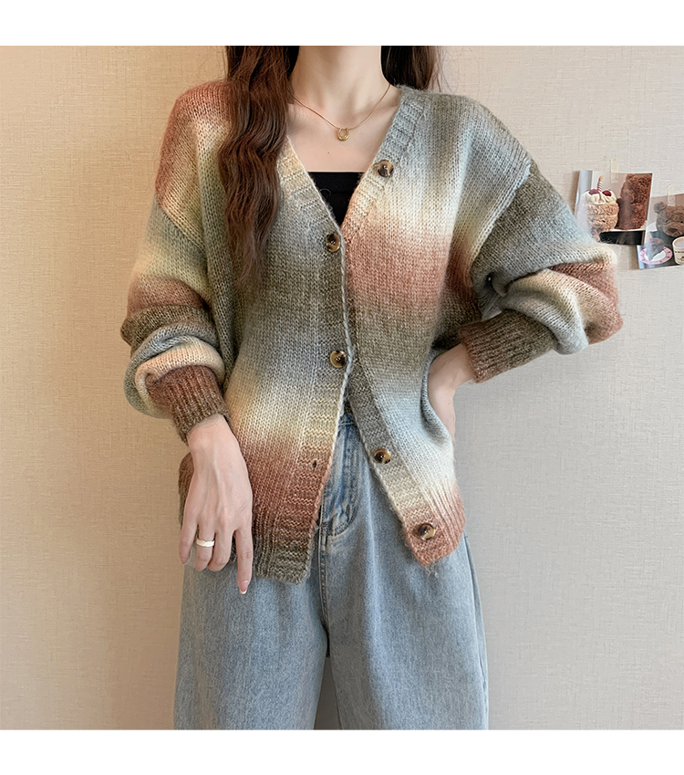 There is a big picture for the 2024 autumn and winter season, wearing one or two gradient striped sweaters with V-neck_voghion.com