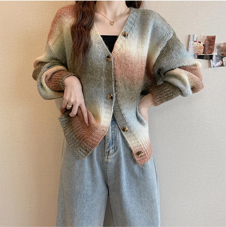 There is a big picture for the 2024 autumn and winter season, wearing one or two gradient striped sweaters with V-neck_voghion.com
