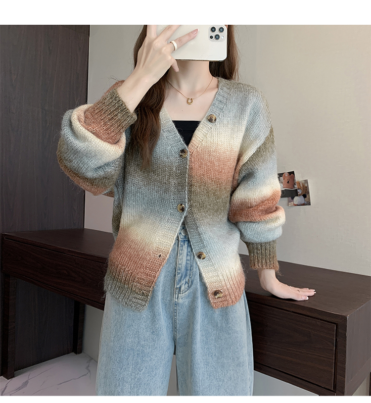 There is a big picture for the 2024 autumn and winter season, wearing one or two gradient striped sweaters with V-neck_voghion.com