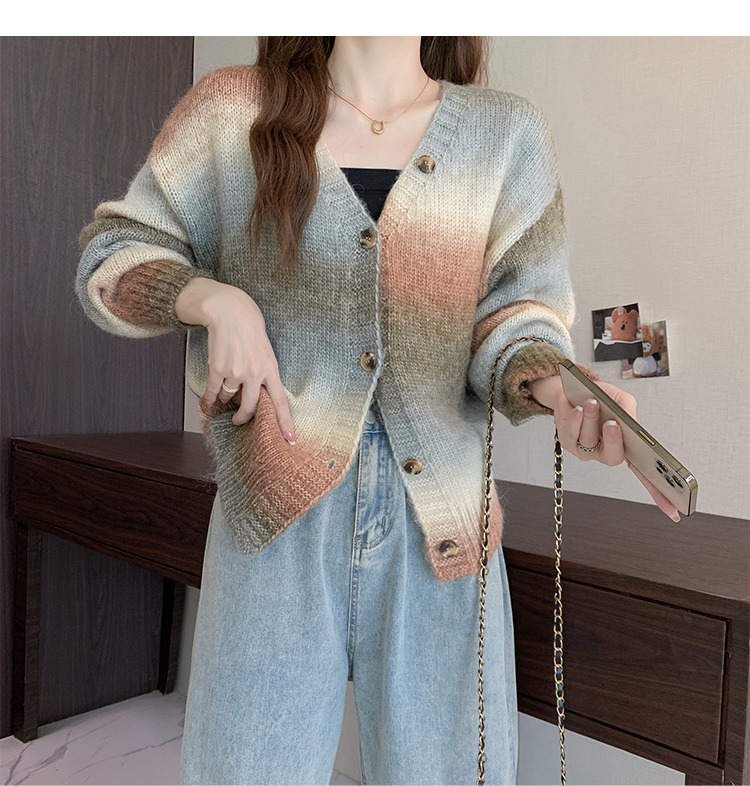 There is a big picture for the 2024 autumn and winter season, wearing one or two gradient striped sweaters with V-neck_voghion.com