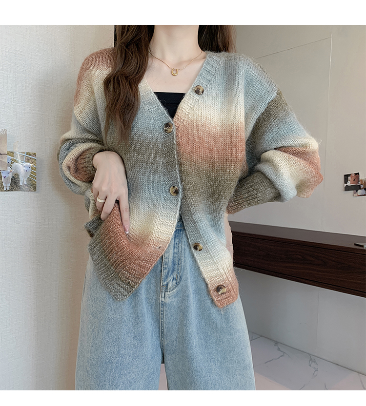 There is a big picture for the 2024 autumn and winter season, wearing one or two gradient striped sweaters with V-neck_voghion.com
