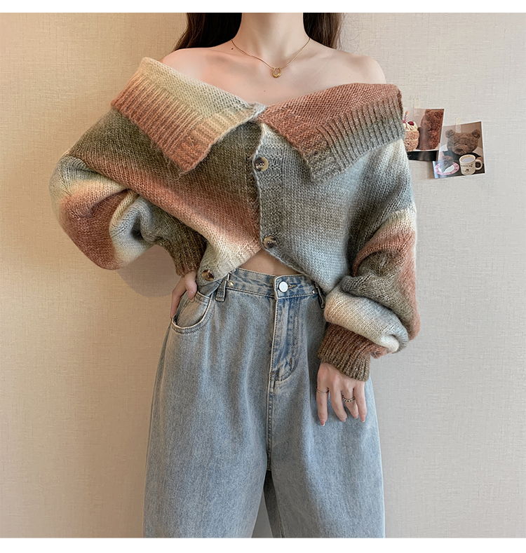 There is a big picture for the 2024 autumn and winter season, wearing one or two gradient striped sweaters with V-neck_voghion.com