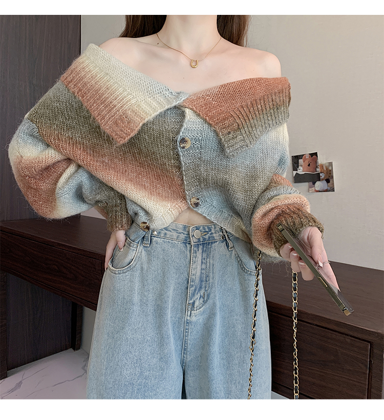 There is a big picture for the 2024 autumn and winter season, wearing one or two gradient striped sweaters with V-neck_voghion.com