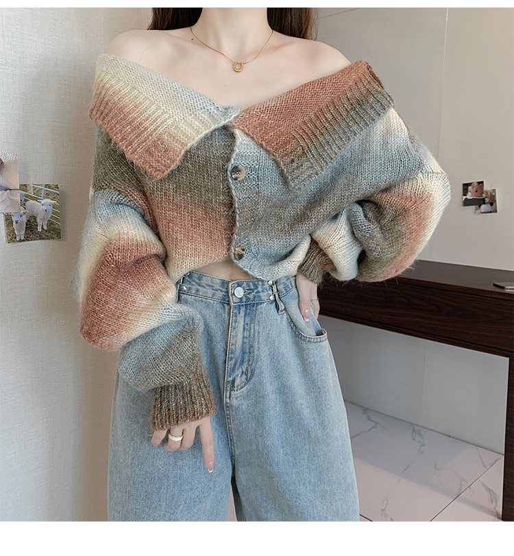 There is a big picture for the 2024 autumn and winter season, wearing one or two gradient striped sweaters with V-neck_voghion.com