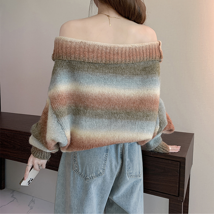 There is a big picture for the 2024 autumn and winter season, wearing one or two gradient striped sweaters with V-neck_voghion.com