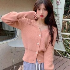批发粉色v领针织<b class='q'>开衫</b>女2026秋新款温柔风软糯短款小外套显瘦别致上衣