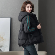 批发黑色棉服女冬季短款2025年新款设计感高端<b class='q'>时尚</b>妈妈冬装连帽外套女