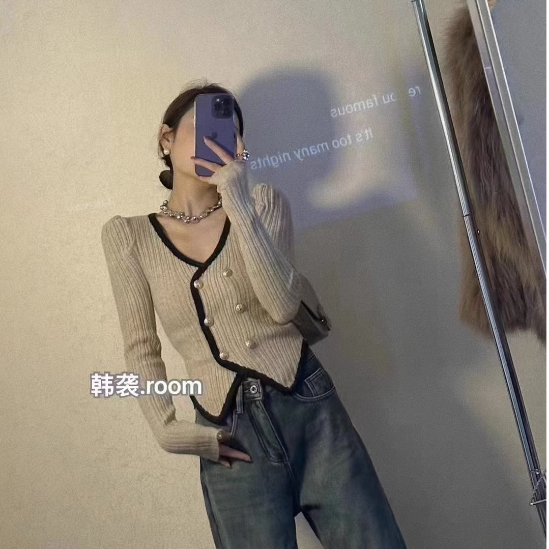 흔들어서 톤 주간 고양이 품질 이중 버튼 긴팔 스웨터 여자 새로운 프랑스식 작은 대중 쇼트 스타일 불규칙 니트 맨위