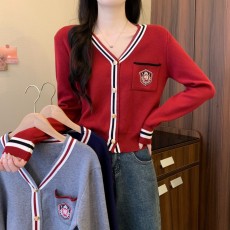 批发实拍实价 秋冬新款<b class='q'>学院</b><b class='q'>风气</b>质高级撞色复古时尚减龄v领单排扣开衫