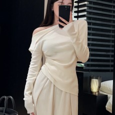 批发实拍实价<b class='q'>不规则</b>设计感针织衫女秋季修身斜肩坑条捏褶开衩打底上衣