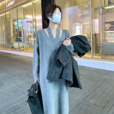 批发秋冬装新款灰色针织挂脖长袖<b class='q'>连衣裙</b>宽松休闲小众设计感裙子女