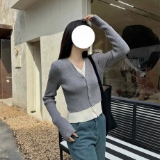批发本命年衣服圣诞红色<b class='q'>假两件</b>V领<b class='q'>针织衫</b>女2026年新款拼色显瘦上衣