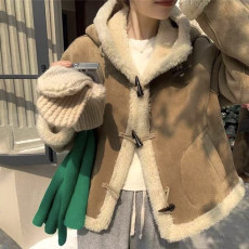 批发<b class='q'>韩国</b>ins风百搭牛角扣皮毛一体连帽外套短款加厚棉衣