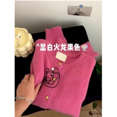 批发时尚<b class='q'>韩版</b>女装火龙果色小金扣羊毛针织开衫毛衣秋冬超好看外套上衣