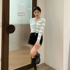 批发软糯<b class='q'>条纹</b>水貂毛修身显瘦短款开衫外套搭黑色牛仔短<b class='q'>裤</b>两件套