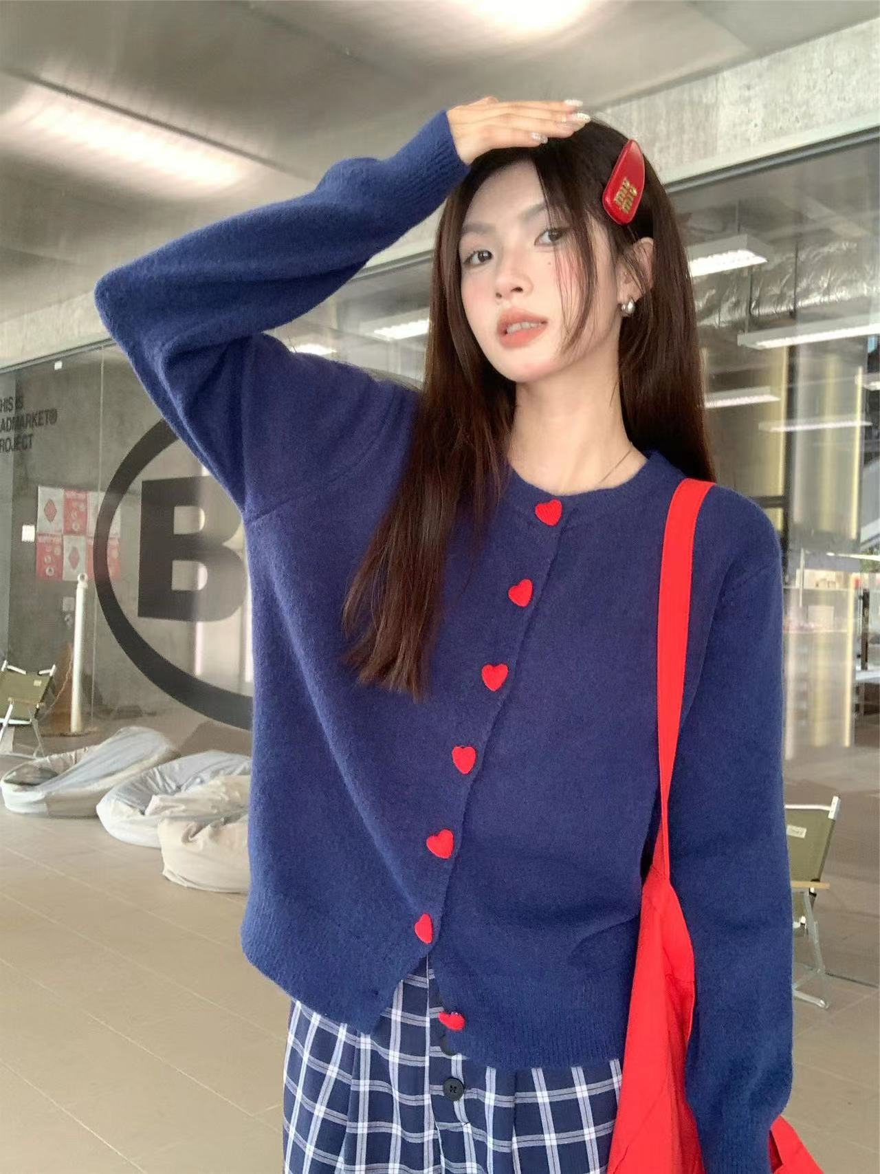 부드러운 달콤한 스타일 하트 단추 니트 오픈 가디건 여성 가을 새로운 부드러운 찹쌀 라운드 넥 외부 가져 가라. 스웨터 짧은 외투