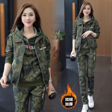 批发<b class='q'>迷彩服</b><b class='q'>套装</b>女秋冬卫衣妈妈装休闲时尚运动服加绒加厚三件<b class='q'>套装</b>女春