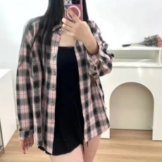批发<b class='q'>韩版</b>春秋烫钻格子衬衫懒惰风设计感宽松复古外套女长袖原宿风衬衣