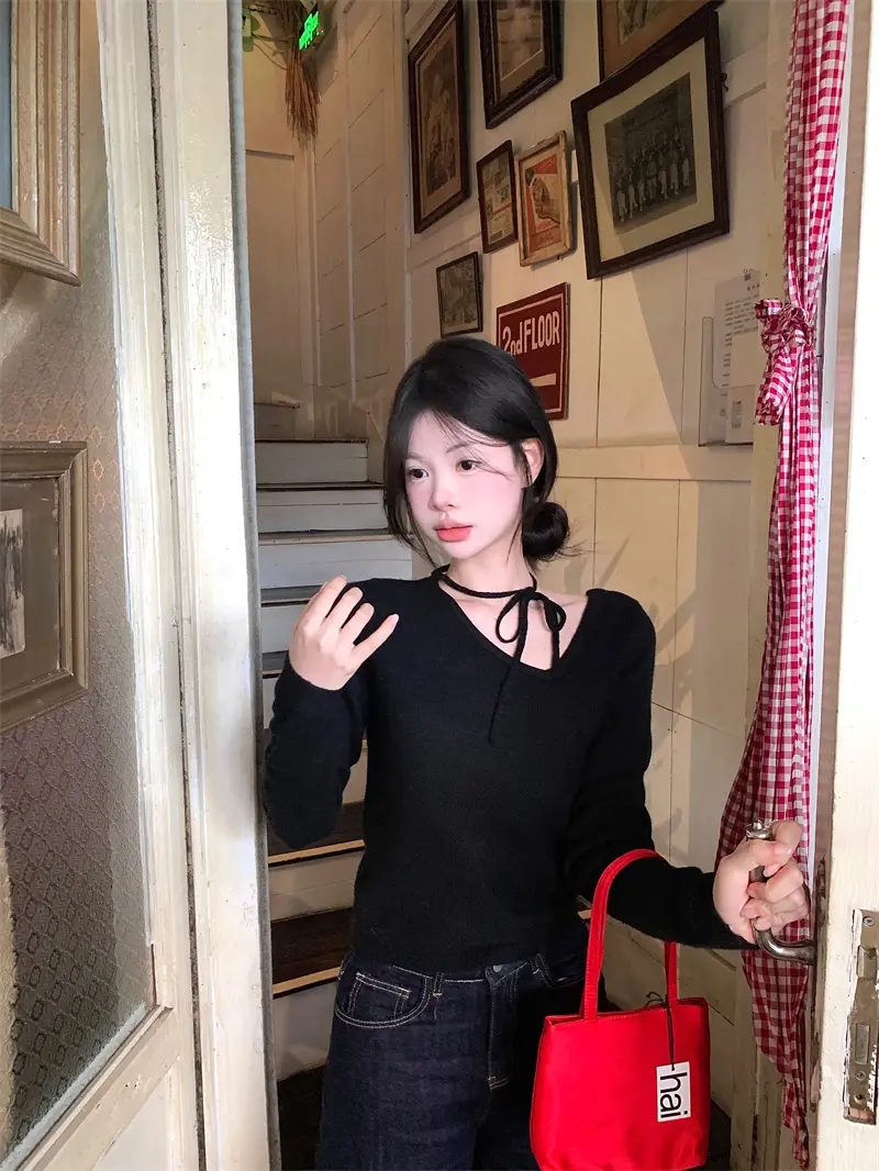 비대칭 V넥 슬림 니트 셔츠 상세 이미지 3