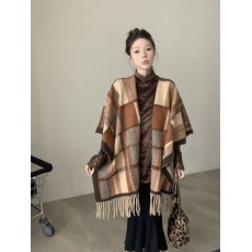 批发实拍不减价 美拉德格纹拼色斗篷披肩女2024新款复古保暖流苏围巾