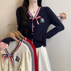 批发实拍实价 秋冬新款<b class='q'>学院风</b>刺绣V领撞色飘带蝴蝶结甜美减龄针织开衫