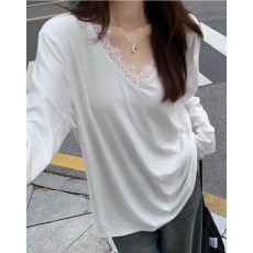 批发白色磨毛加绒<b class='q'>长袖</b><b class='q'>T</b><b class='q'>恤</b>女秋冬中长款宽松V领拼接蕾丝花边内搭打底衫