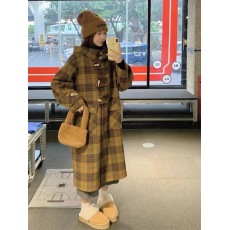 批发己出货。牛角扣设计感学院风中长款外套