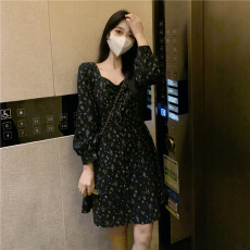 批发长袖碎花<b class='q'>连衣裙</b>女春秋季新款设计感小众爆款小个子气质短裙子