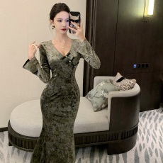 批发实拍 <b class='q'>复古</b>国风改良Ｖ领高端气质烫钻印花丝绒修身连衣裙