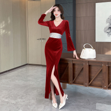 批发视频实拍2026春季新款网红v领金<b class='q'>丝绒</b>长裙包臀<b class='q'>连衣裙</b>