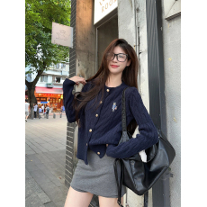 批发实拍实价网红同款小熊刺绣针织麻花开衫冬季学院风毛衣外穿