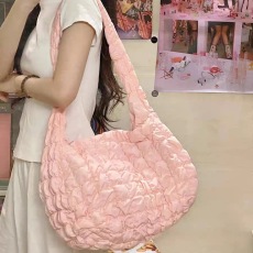 批发包包小众设计新款褶皱云朵包休闲个性单肩斜挎包洋气大容量饺子包