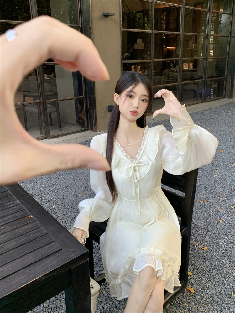 부드러운 바람 V넥 레이스업 긴팔 여성 드레스 가을 새로운 프랑스식 품격 슬림해 보이는 프릴 샤오 바이 치마