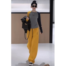 批发秋冬拼接舒适女士打底衫<b class='q'>个性</b>彩色潮流T恤+贴标腰拼色系带直筒裤