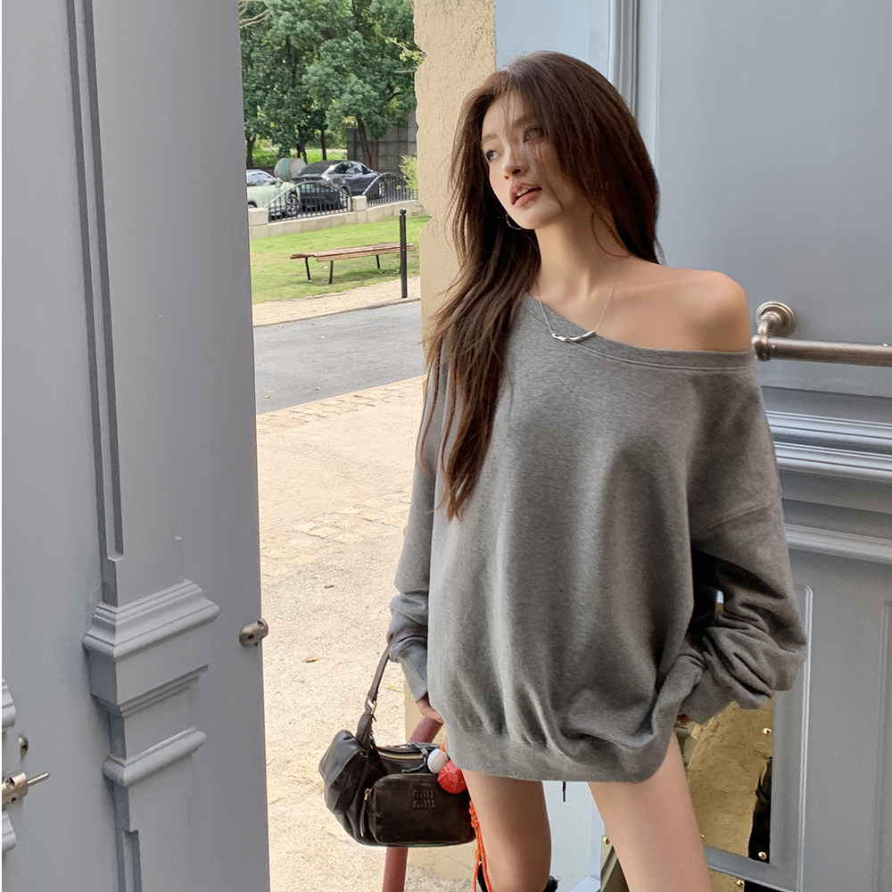 Actual shot of 2024 autumn and winter new loose casual slanted shoulder pullover sweatshirt jacket for small women with versatile long-sleeved tops