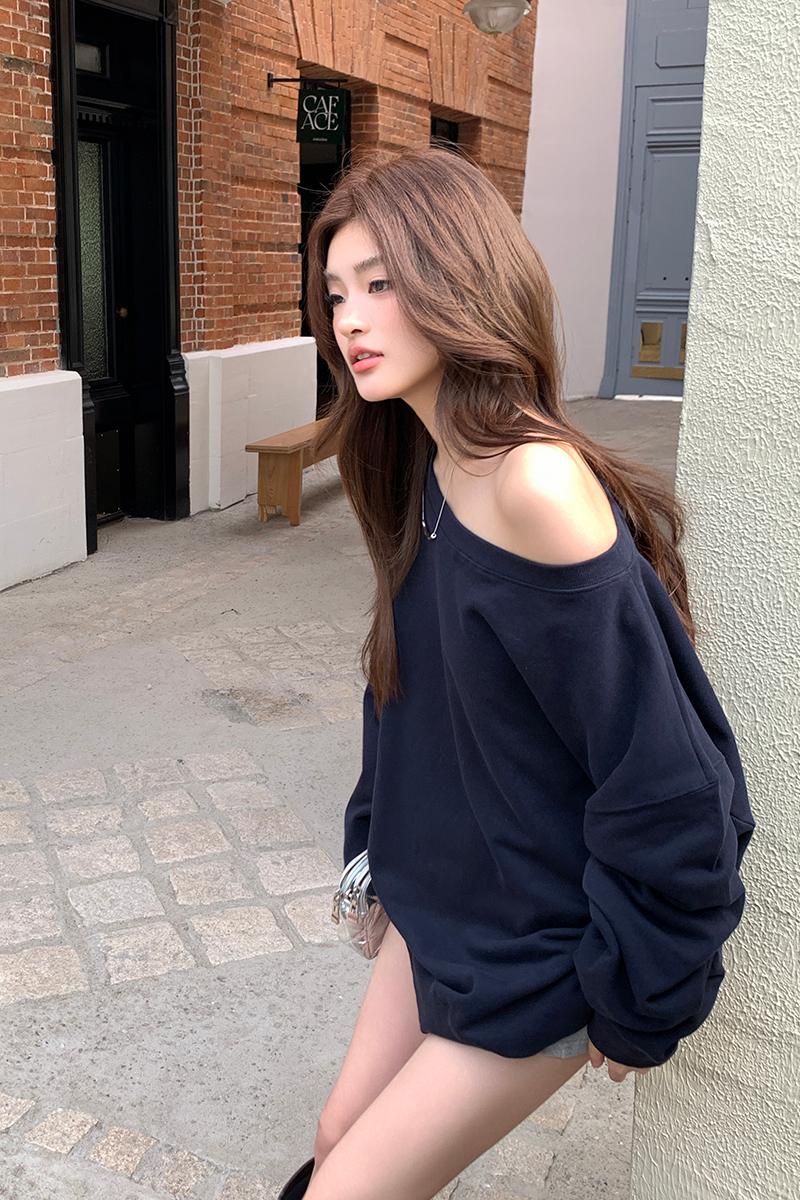 Actual shot of 2024 autumn and winter new loose casual slanted shoulder pullover sweatshirt jacket for small women with versatile long-sleeved tops