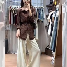 批发韩系设计感棕色条纹上衣高级感独特别致小众正肩开叉衬衫女春秋款