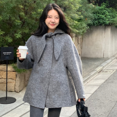 批发尺寸已更新 韩系气质温柔甜美系带蝴蝶结领连帽保暖毛呢外套<b class='q'>大</b>衣