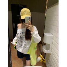 批发秋冬季芭蕾鞋印花斜肩卫衣女白色宽松小个子露肩<b class='q'>上衣</b>内搭外穿休闲