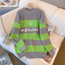 批发实拍大码女装2024秋冬新款口袋字母绿拼灰宽条纹休闲毛衣针织衫女