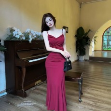 批发实拍复古气质红色吊带<b class='q'>连衣裙</b>女紧身鱼尾包臀大摆长裙性感V领礼服
