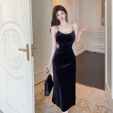 批发实拍露背<b class='q'>连衣裙</b>小众高级感气质性感镶钻<b class='q'>高端</b>轻奢吊带生日小礼服裙