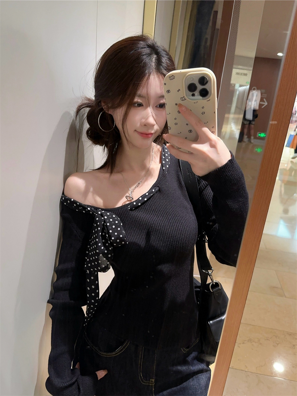 검정색 도트 무늬 나비 매듭 비스듬한 어깨 니트 기본 셔츠 여성 가을 디자인 센스 오프숄더 달콤한 매운맛 쇼트 스타일 맨위